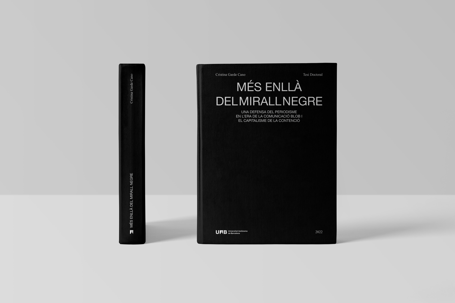 Més enllà del mirall negre [Tesi doctoral]