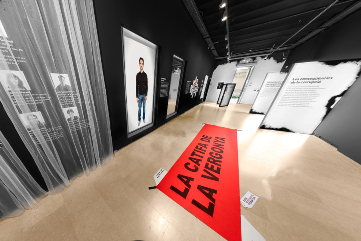 A la mostra 'Corrupció! Revolta ètica' hi havia una instal·lació anomenada "La catifa de la vergonya".