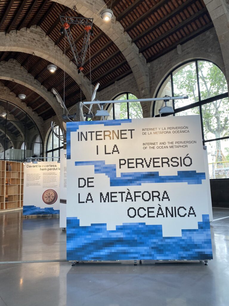 L'entrada de l'exposició "Internet i la perversió de la metàfora ocèanica", al Museu Marítim de Barcelona.